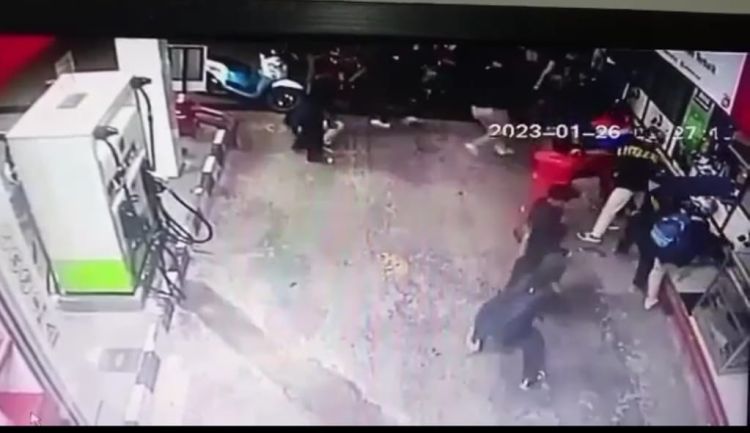 Gerombolan Remaja Berjubah Hitam Serang  Dua Pemuda Terekam CCTV di SPBU