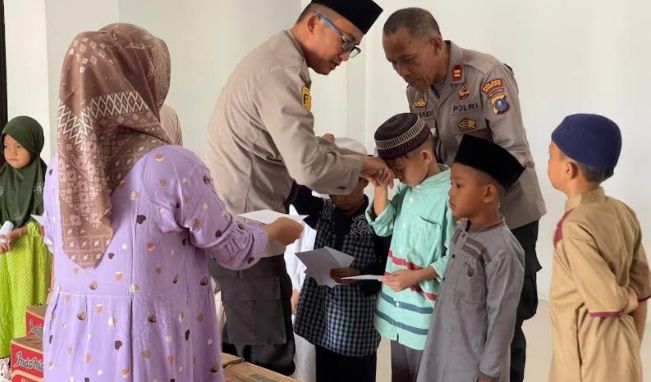 Jumat Berkah, Waka Polres Labusel Santuni Anak Yatim
