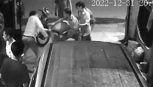 Preman Keroyok Sopir Travel, Dipukul, Ditendang Lalu Diseret ke Pinggi Jalan
