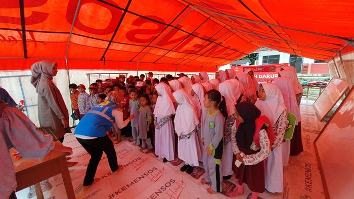 Berbagi Kebahagiaan dengan Anak-anak Penyintas Gempa Cianjur, Pegawai PLN Mengajar di Sekolah Darurat
