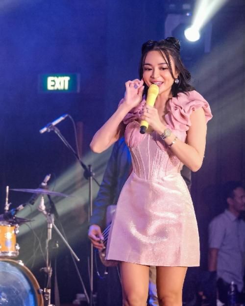 Menggemaskan, Pesona Wika Salim Saat Manggung di Bali