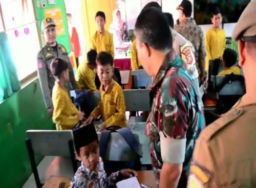 Razia Lato-Lato, Petugas Gabungan Geruduk Sekolah