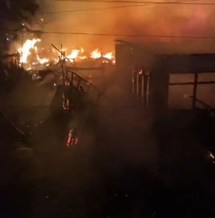 Kebakaran Bromo, Sebuah Rumah Makan Ludes Terbakar