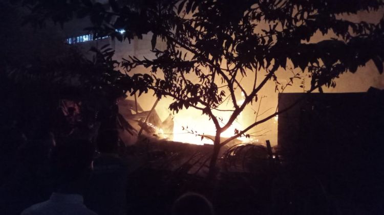 Rumah Semi Permanen di Teladan Barat Terbakar