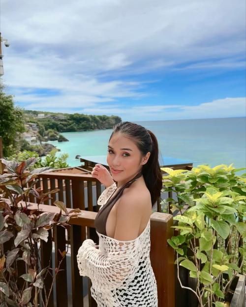 Kenakan Bikini Cokelat, Selebgram Cantik dan Seksi Ini Bikin Lelaki Penasaran