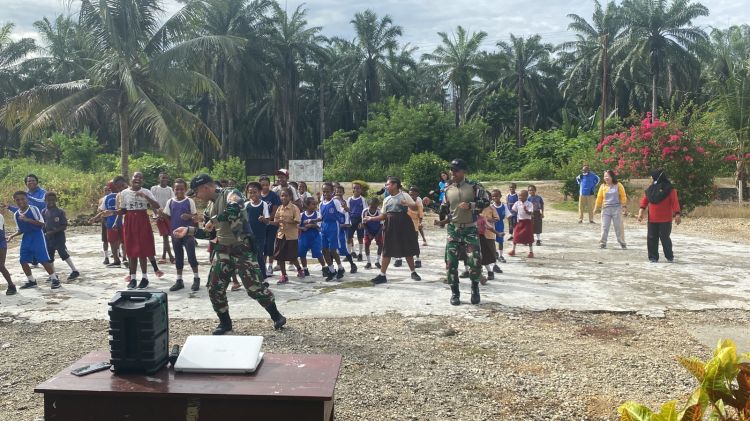 Satgas Yonif 132/BS Tanamkan Semangat Olahraga Kepada Siswa-Siswi Sekolah Di Perbatasan