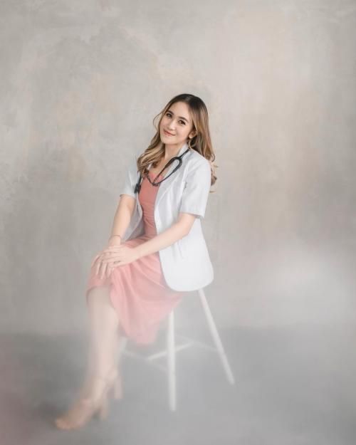 Gak Kuat Lihat Pose Dokter  Cantik Ini, Pengen Jadi Pasien-nya
