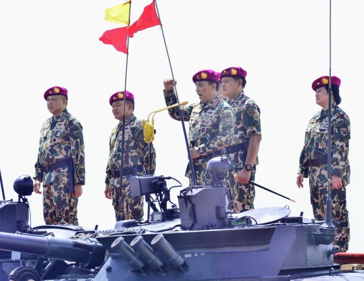 Kapolri Disematkan Sebagai Warga Kehormatan Korps Marinir
