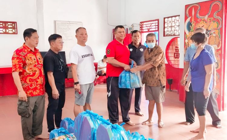 Jelang Imlek, Budi Agung Salurkan Paket Sembako Kepada Warga Kurang Mampu