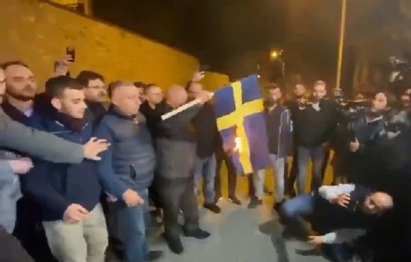 Demonstran di Turki Bakar Bendera Swedia Buntut Pembakaran Alquran