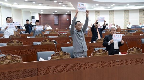Saat Rapat Paripurna, Fraksi PKS DPRD Sumut Bentangkan Poster Tolak Usulan Kenaikan Biaya Haji 2023