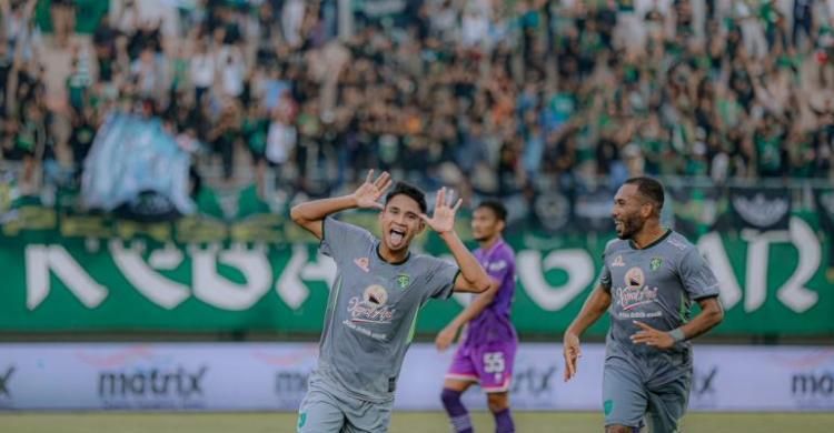 Bantai Persita Tangerang 5-0,  Pemain Anyar Bajul Ijo Dapat Pujian