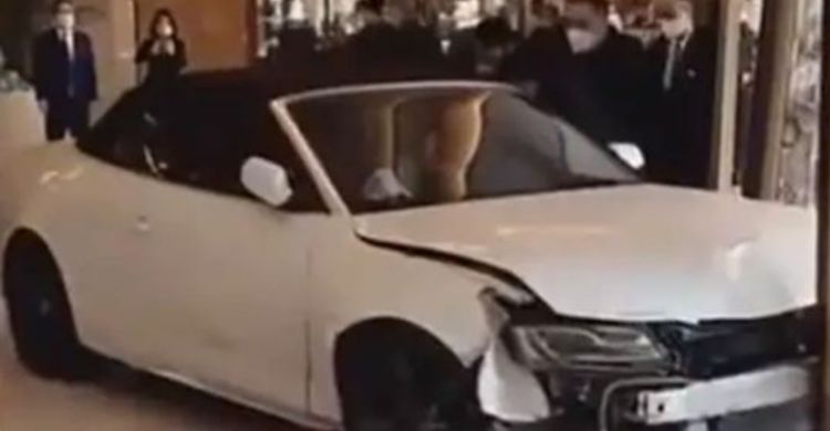 Tamu Hotel Ngamuk, Tabrakin Mobil Di Lobi