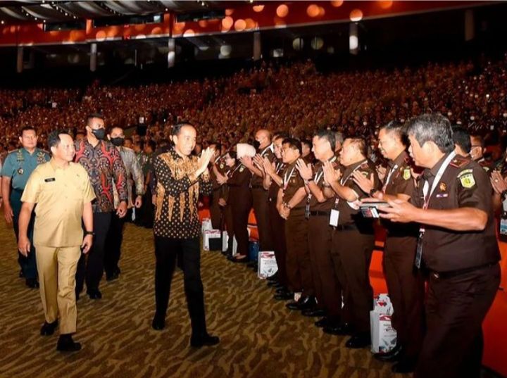 Ajak Kepala Daerah Kerja Keras Tangani Inflasi, Jokowi: Inflasi Momok Semua Negara