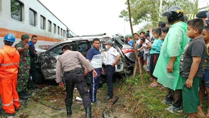 Kereta Api Seruduk Wuling di Labuhanbatu, Dua Kakak Beradik Kembar Terluka Parah