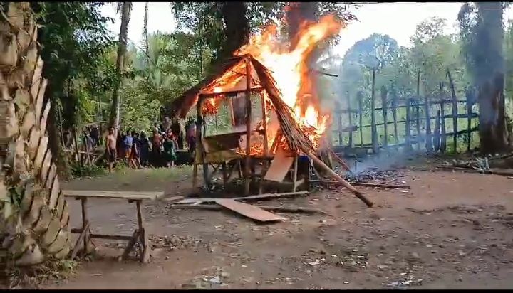 Polda Sumut Bakar Gubuk Narkoba dan Judi di Kutalimbaru