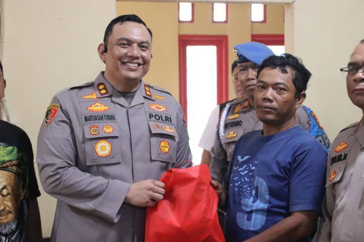 Kapolres Tanjung Priok Berikan Bantuan 50 Paket Sembako ke Korban Banjir Rob Muara Angke