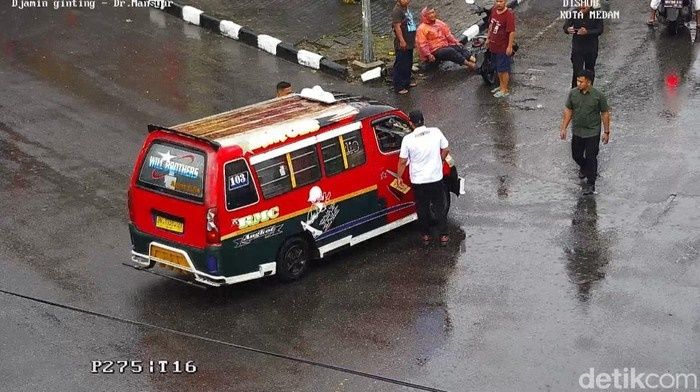 Terekam CCTV Dishub, Bobby Marahi Sopir Angkot yang Terobos Lampu Merah dan Tabrak Pemotor