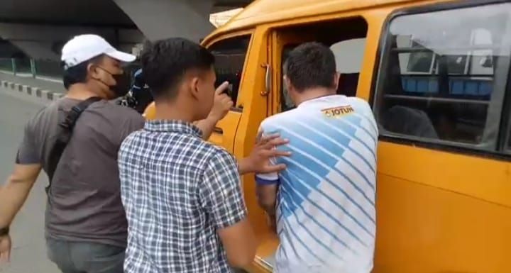 Rampok Handphone Penumpang, Sopir Angkot Diamuk Massa