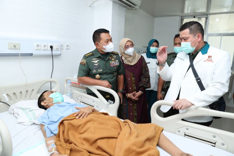 Kasad Beri Perhatian kepada Warga Subang Penderita Kelumpuhan