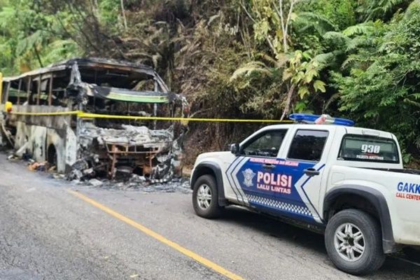 Bus ALS Terbakar di Jalan Lintas Bukittinggi-Medan