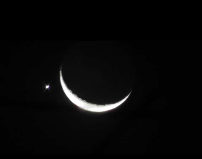 Heboh Fenomena Bulan Sabit dan Bintang di Langit Malam Ramadan