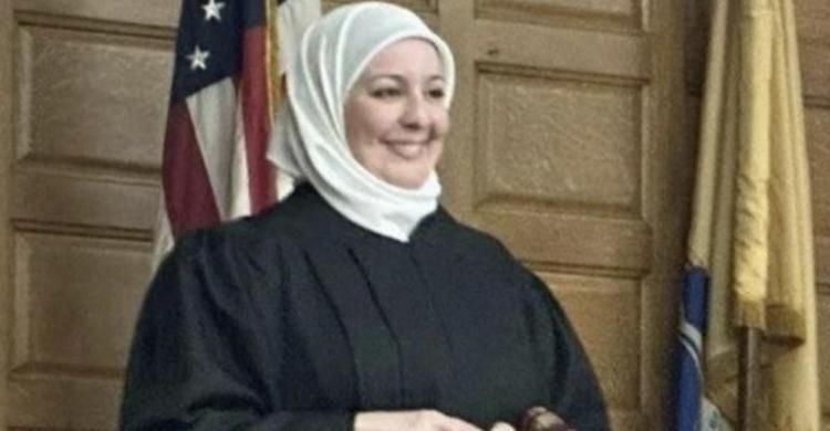 Subhanallah...Nadia Khaf, Hakim Berhijab Pertama  di Amerika Serikat