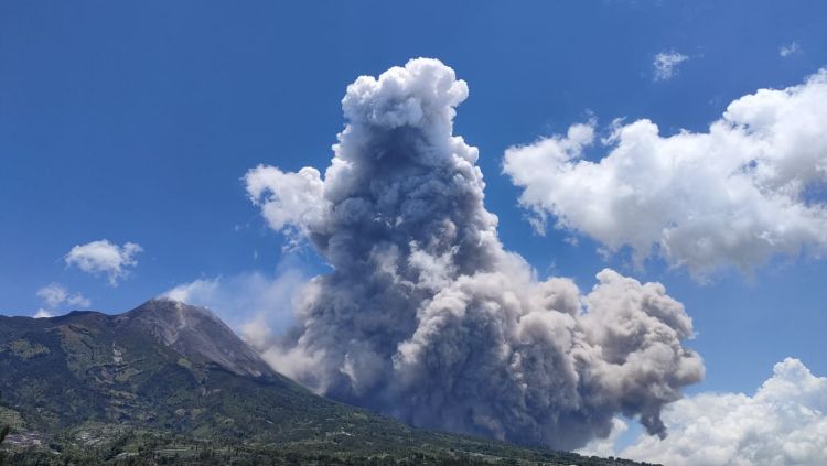 Gunung Merapi Kembali Muntahkan Awan Panas Guguran