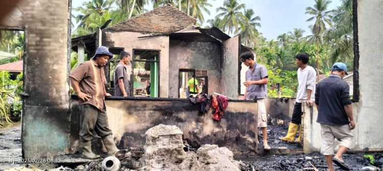 Pemkab Labuhanbatu Bantu Korban Kebakaran di Panai Hilir