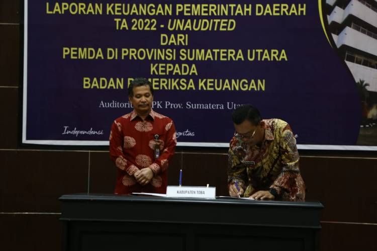 Bukti Keseriusan Pemkab Toba Selesaikan Temuan BPK, Serahkan LKPD Lebih Cepat Dari Jadwal
