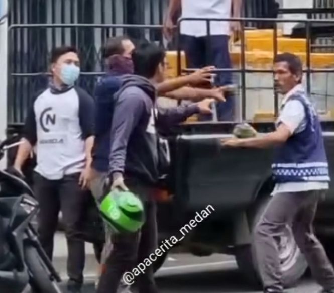 Viral, Driver Ojol Duel Satu Lawan Satu dengan Petugas Dishub