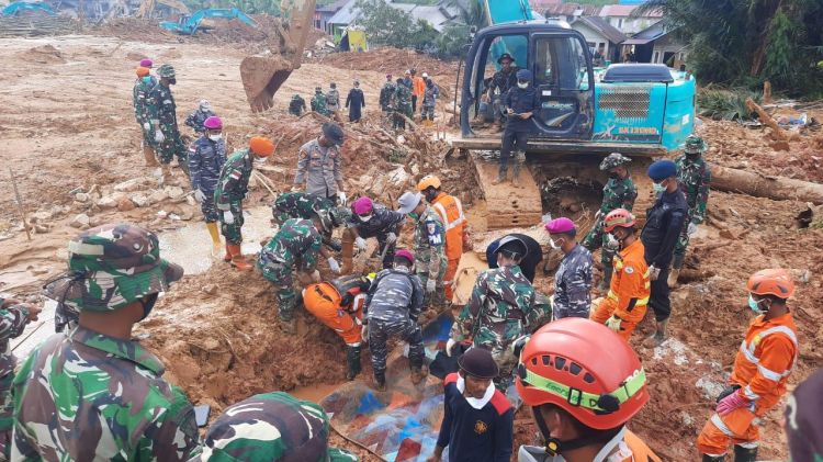 36 Jiwa Teridentifikasi, Prajurit Kodam I/BB Bersama Tim SAR Terus Cari Korban Longsor Serasan