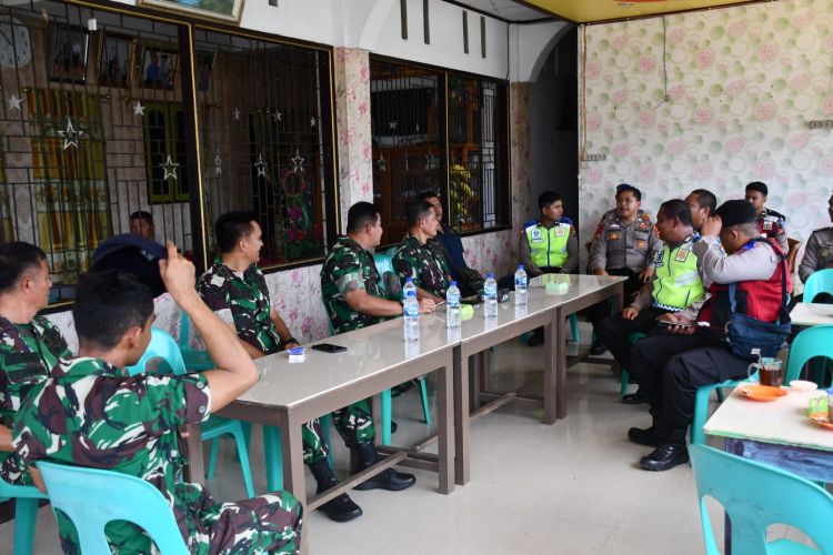 Danrem 023/KS Komsos dengan Aparat Kepolisian di Pelabuhan Teluk Dalam