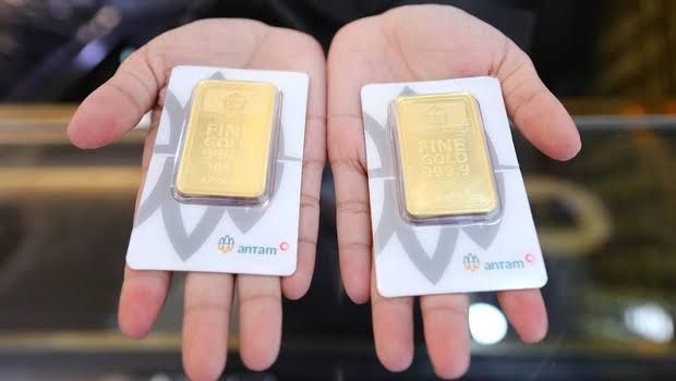 Harga Emas Antam Turun Rp7.000, Perak Naik Rp50