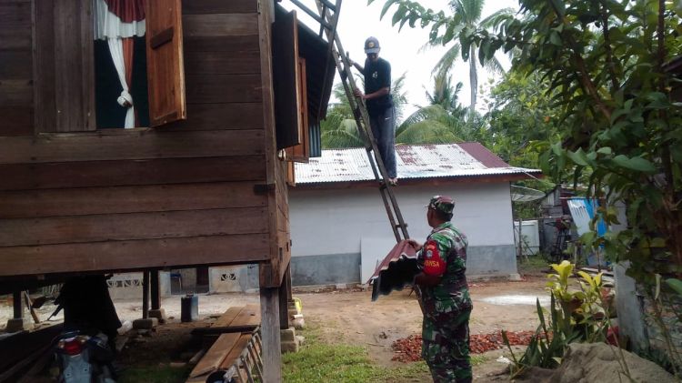 Kebersamaan,Sertu Abdullah Babinsa Koramil 05/Idr Gotong Royong Bantu Bangun Rumah Warga