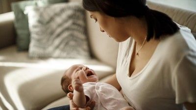 7 Cara Mengatasi Bayi yang Kena Batuk Sebelum Dibawa ke Dokter