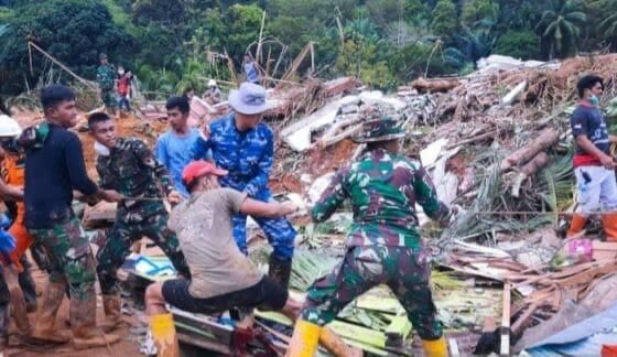 Di Tengah Longsor Susulan, Prajurit Kodam I/BB Terus Berjibaku Cari Korban Bencana Serasan