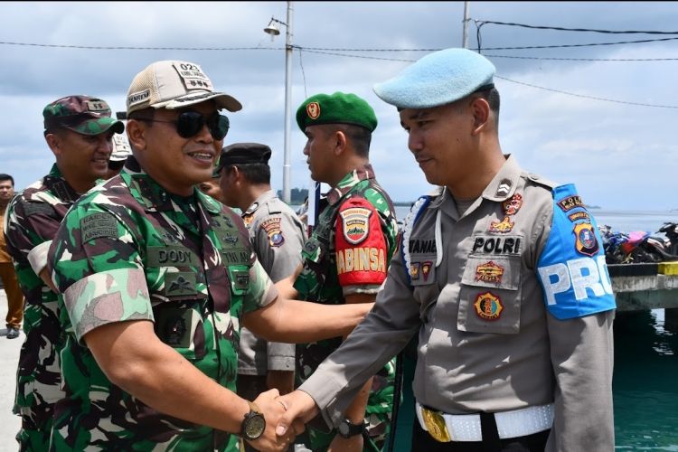 Danrem 023/KS Kunjungi Prajurit di Pulau Terpencil di  Nias