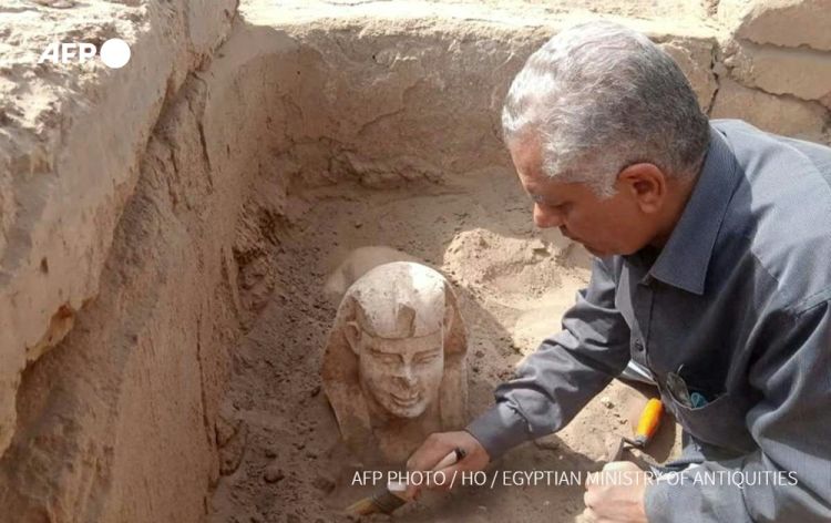 Patung Sphinx Tersenyum di Kuil Kuno Mesir Ditemukan Arkeolog