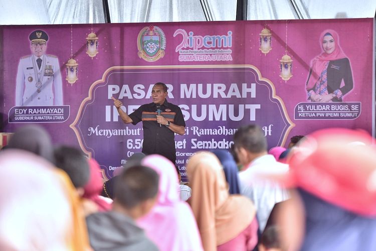 Edy Rahmayadi Gratiskan Sembako di Pasar Murah Pematang Johar, Masyarakat Kegirangan