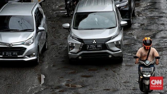 Tips Melintasi Jalan Berlubang: Hajar atau Pelan-pelan?