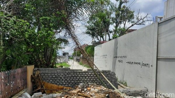 Gawat ! Pensiunan TNI Pangkat  Kolonel Tembok Akses Jalan Umum