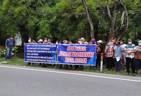 Penanganan Kasus Penganiayaan Anggota Dewan Lamban, Mapolrestabes Medan Didemo Warga