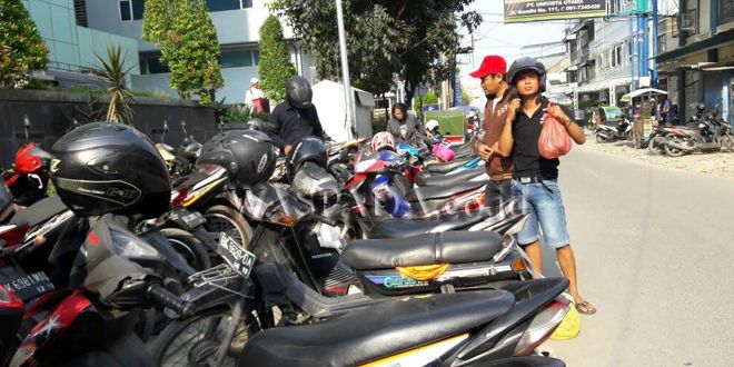 Depan RS Murni Teguh! Istri Mantan Wapansus Parkir DPRD Medan Dibandrol Rp10 Ribu