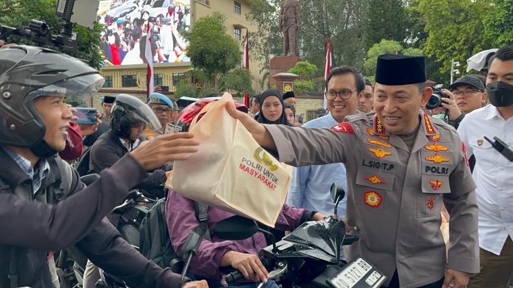 Kapolri Turun Langsung Bagikan Takjil dengan Jurnalis ke Masyarakat: Terima Kasih Pak Sigit!