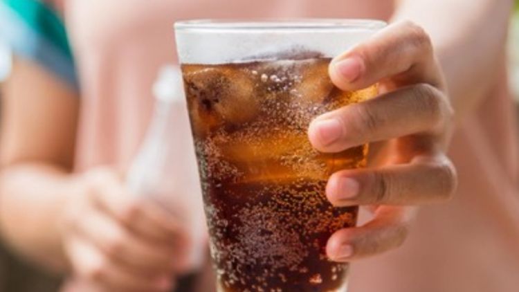 Dampak Minum Soda saat Cuaca Panas