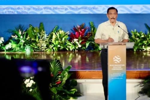 Luhut Bakal Terapkan Pajak Turis Asing Usai Viral WNA Hina Polisi