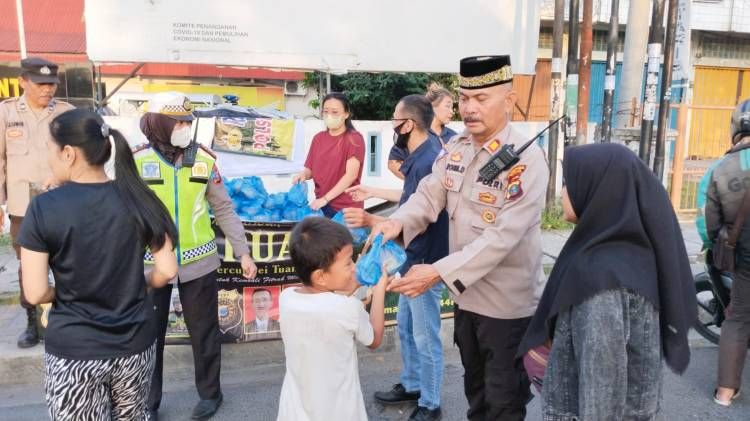 Polsek Percut Bagi 200 Paket Takjil ke Masyarakat