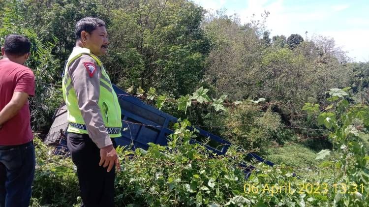 Truk Angkut Air Masuk Jurang, Remnya Blong