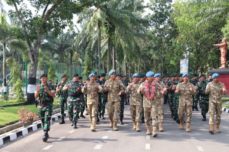 Danyonif Raider 100 Pimpin Penyambutan Personel Satgas BGC  TNI Kontingen Garuda ke-39